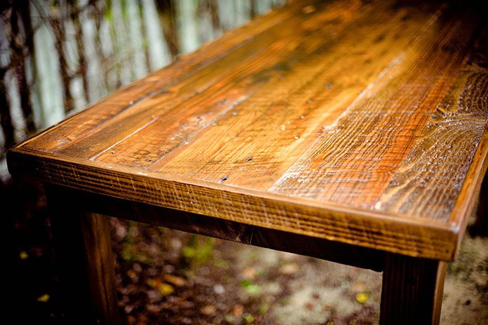 Dlaczego warto wybrać stoły drewniane