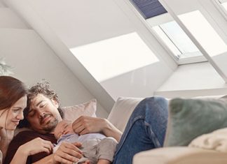 Klimatyczny pokój na poddaszu? Wybierz odpowiednie rolety dachowe!