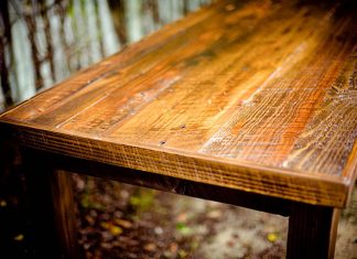 Dlaczego warto wybrać stoły drewniane