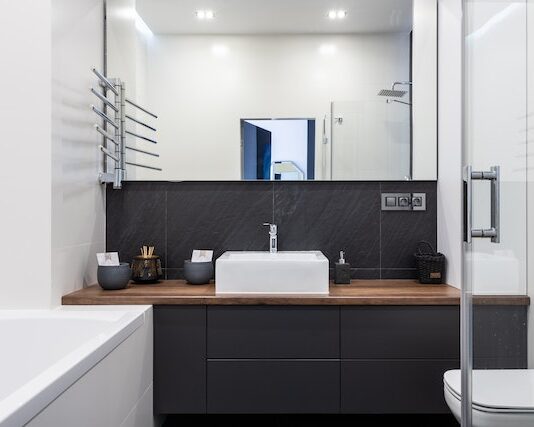 Jak wybrać idealne meble do łazienki zapewniające funkcjonalność i styl