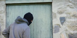 Jak złodziej otwiera drzwi?