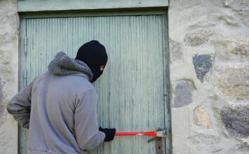 Jak złodziej otwiera drzwi?