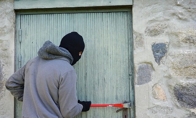 Jak złodziej otwiera drzwi?