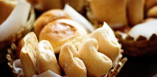 Co się daje najpierw drożdże czy pożywkę?