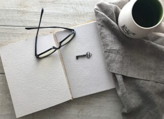 Czy powinno się zostawiać klucz w drzwiach na noc?