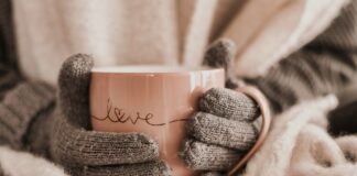 Co lepiej przewodzi ciepło płytki czy panele?