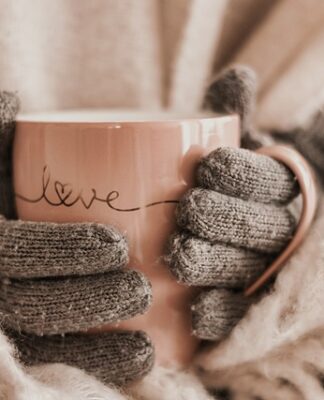 Co lepiej przewodzi ciepło płytki czy panele?