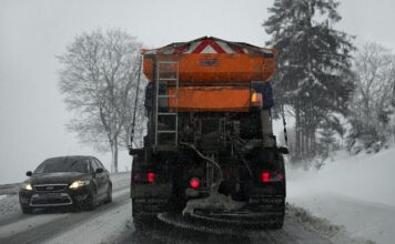 Czym odśnieżać samochód aby nie porysować?