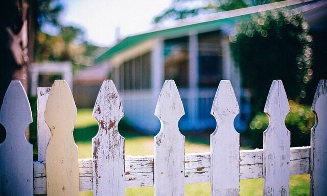Który sąsiad stawia ogrodzenie? Który sąsiad stawia ogrodzenie?
