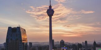 Czym kleić folię do oczka wodnego?