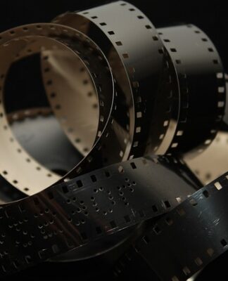 Jak przykleić folie samoprzylepną na drzwi?