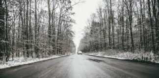 Czym posypać żeby nie było ślisko?