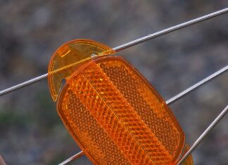 Jak wyczyścić odbłyśnik lampy?