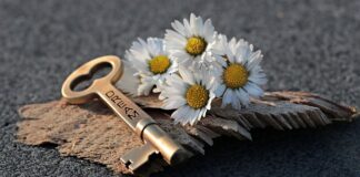 Jak otworzyć okno na poddaszu?