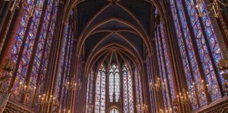 Jakie są teraz modne żyrandole do salonu?