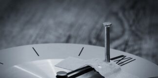 Jak przykleić obrzeże PCV?