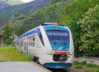 Co można położyć na ścianę w korytarzu?