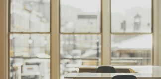 Czy można montować okna w deszczu?