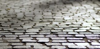 Jak tanio zrobić chodnik w ogrodzie?