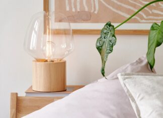 Skandynawska lampka nocna z drewna